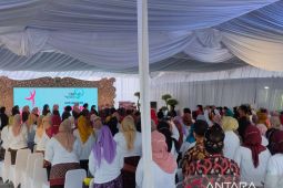 Ibu Iriana  mengajak ibu-ibu sosialisasikan "sadari"