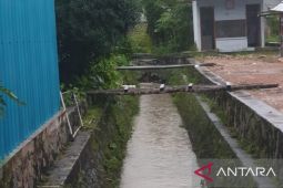 Pemerintah Kelurahan Srimenanti Bangka awasi kawasan rawan banjir