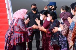 Ibu Negara dan rombongan kenakan batik Jambi