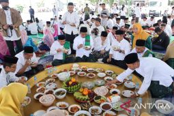 Peringati Hari Santri Nasional, Kemenag Kota Pangkalpinang nganggung dulang raksasa