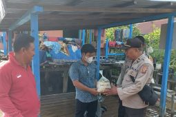 Polisi berikan bantuan beras untuk korban banjir di Kapuas Hulu