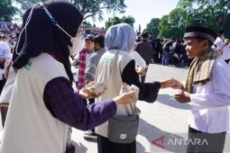 Seribuan santri di Garut turun ke jalan bersih-bersih perkotaan