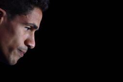 Ten Hag janji update  situasi Varane menangis karena cedera