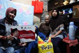Ridwan Kamil beri santunan nenek hidup sebatang kara di Kabupaten Bandung