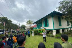 Mahasiswa belajar sejarah Balikpapan  dari tugu sumur dan rumah