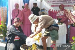 Bupati Fauzi borong pisang Kakek Horri di Fetsival Kuliner Sumenep