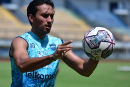 Penyerang Persib Bandung Ezra Walian  berharap bisa segera ikut latihan