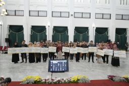 Gubernur Jabar serahkan 614 beasiswa pendidikan