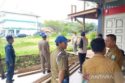 Satpol PP bongkar bangunan di atas saluran air