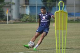Striker Persib Bandung Ciro Alves habiskan waktu di Kota Kembang