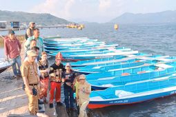 Bupati Morut serahkan 50 perahu bermesin untuk nelayan Morut