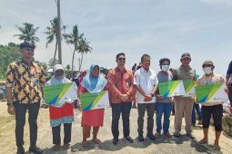 Menteri KKP serahkan Kartu BPJS Ketenagakerjaan ke nelayan Bangka Barat