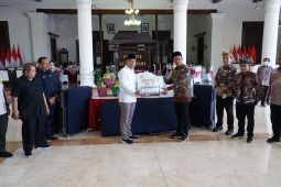 Pemkot Surabaya serahkan bantuan korban angin kencang Sidoarjo