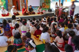 Bupati Karangasem ajak anak usia dini kurangi bermain HP