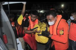 Proses evakuasi korban kapal terbakar di NTT