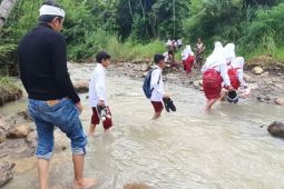Anggota DPR Dedi Mulyadi inisiatif bangun jembatan yang dilintasi para pelajar SD ke sekolah