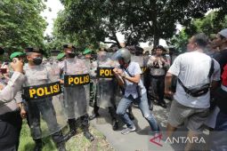 Simulasi pengamanan unjuk rasa