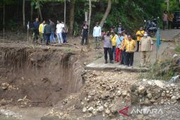 Anggota DPR Sarmuji salurkan bantuan untuk korban banjir Blitar