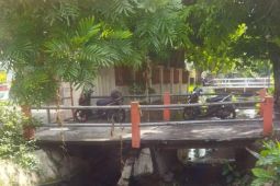 Jembatan di Surabaya yang biasa dilewati pelajar SD menuju sekolah rusak