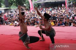 Bupati Situbondo apresiasi pelestarian tradisi "Ojhung" Desa Bugeman