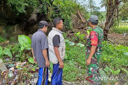 BPBD Cianjur bersama petugas temukan jasad anak tertimbun tanah longsor