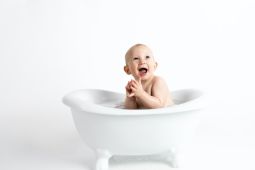 Suhu air yang tepat untuk memandikan bayi