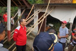 Bupati Karangasem cek topografi daerah terjadi tanah longsor