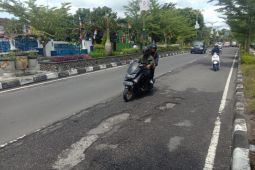 Waspada, puluhan lubang di jalan Jalur Dua Kota Praya