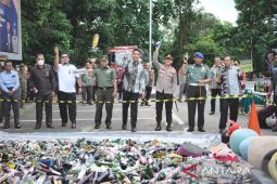 Pemkot Samarinda musnahkan 2.113 botol Miras dan kostum badut
