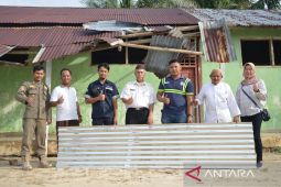 Atap TPA Nurul Ilmi Desa Penagan rusak dihantam puting beliung, PT Timah Tbk serahkan bantuan untuk perbaikan