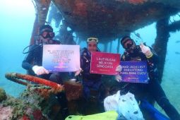 50 penyelam bersihkan sampah di Teluk Ambon, dukung Gerakan Nasional Bulan Cinta Laut