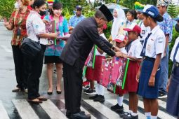 Pemerintah Biak salurkan beasiswa pendidikan