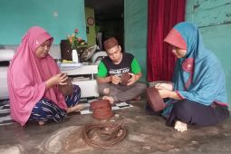 Kopiah Resam Aloeng Handycraft asal Dendang tembus pasar nasional, PT Timah bantu pasarkan produk pengrajin