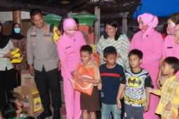 Polresta Sidoarjo bagi-bagi peralatan sekolah ke korban angin kencang