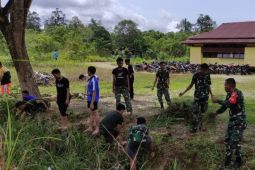 Satgas Pamtas tanamkan semangat kebersamaan ke pelajar di perbatasan