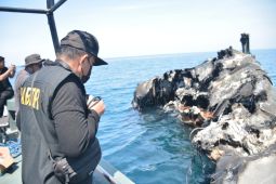 Tim labfor olah TKP kapal Cantika Express yang terbakar dengan menyelam 20 meter