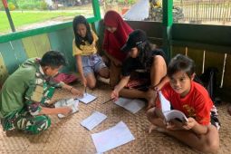 Satgas Pamtas RI - Malaysia beri bimbingan belajar anak Desa Nanga Bayan