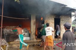 Tim gabungan selamatkan warga terjebak kebakaran di Pamekasan