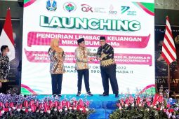 Wabup Probolinggo terima penghargaan dan Lencana Bakti Desa Pertama