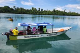 Kilang Pertamina bantu perahu mesin untuk Puskesmas Seget melayani masyarakat