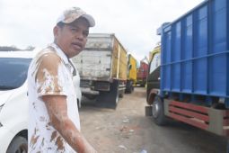 Dedi Mulyadi berlumuran lumpur saat atasi sungai tercemar galian C di Subang