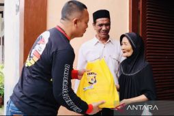 Polres Aceh Barat membagikan 100 paket beras kepada fakir miskin