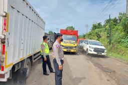 Polda Jambi kembali menghentikan sementara operasional truk batu bara