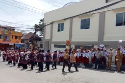 Pawai Ta'aruf MTQ ke-51 Jambi, peserta kenakan batik khas daerah