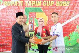 Bupati Tapin serahkan hadiah turnamen futsal antar-SOPD