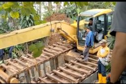 Perugas bongkar aliran drainase belakang Jalan Dadali