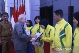 Gubernur Kaltim serahkan bonus atlet dan pemuda berprestasi