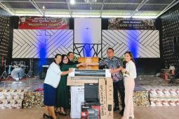 Bupati Morut  serahkan alat-alat peribadatan untuk Gereja di Ronta