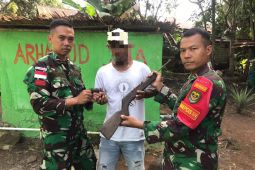 Warga sukarela serahkan senjata api ke Satgas Yonarhanud Malut
