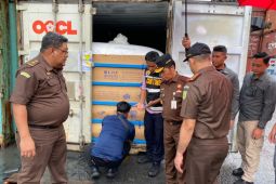 Bea Cukai dan Kejati Kalbar cegah pengiriman 14 kontainer CPO ilegal